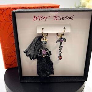Betsey Johnson Dark Magic Skull Bride Bat Mismatched‎ Spooky  
Earrings New